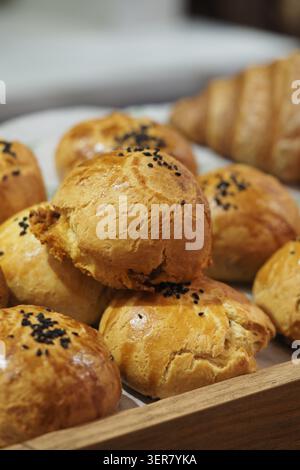 Frisch gebackene Brötchen in einer Bäckerei Stockfoto