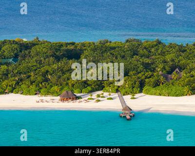 Luftlinie Malediven Resort Insel mit Steg, Lagune und Palmendach Stockfoto