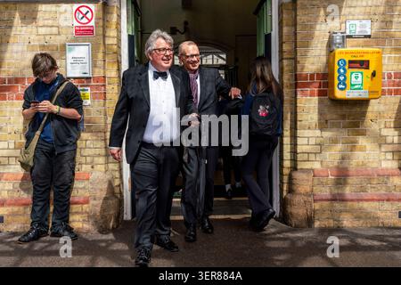 Opernfans kommen mit dem Zug am Bahnhof von Lewes an, um zum nahe gelegenen Glyndebourne Opera House in Lewes, Großbritannien, zu gelangen. Stockfoto