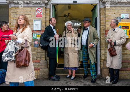 Opernfans kommen mit dem Zug am Bahnhof von Lewes an, um zum nahe gelegenen Glyndebourne Opera House in Lewes, Großbritannien, zu gelangen. Stockfoto