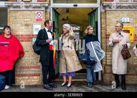 Opernfans kommen mit dem Zug am Bahnhof von Lewes an, um zum nahe gelegenen Glyndebourne Opera House in Lewes, Großbritannien, zu gelangen. Stockfoto