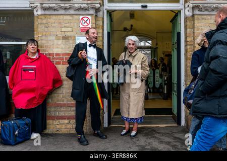 Opernfans kommen mit dem Zug am Bahnhof von Lewes an, um zum nahe gelegenen Glyndebourne Opera House in Lewes, Großbritannien, zu gelangen. Stockfoto