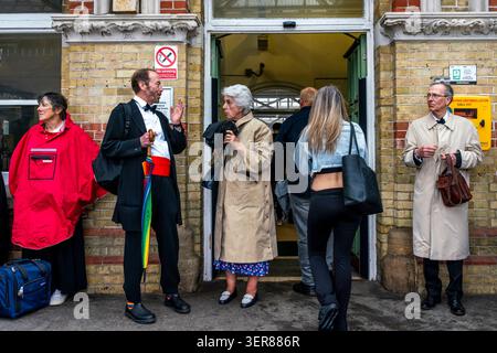 Opernfans kommen mit dem Zug am Bahnhof von Lewes an, um zum nahe gelegenen Glyndebourne Opera House in Lewes, Großbritannien, zu gelangen. Stockfoto