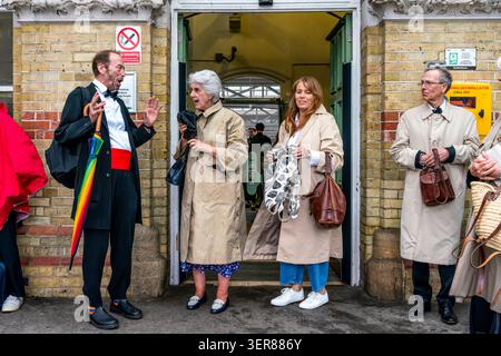 Opernfans kommen mit dem Zug am Bahnhof von Lewes an, um zum nahe gelegenen Glyndebourne Opera House in Lewes, Großbritannien, zu gelangen. Stockfoto