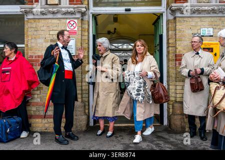 Opernfans kommen mit dem Zug am Bahnhof von Lewes an, um zum nahe gelegenen Glyndebourne Opera House in Lewes, Großbritannien, zu gelangen. Stockfoto