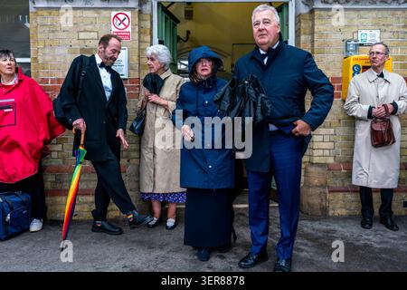 Opernfans kommen mit dem Zug am Bahnhof von Lewes an, um zum nahe gelegenen Glyndebourne Opera House in Lewes, Großbritannien, zu gelangen. Stockfoto
