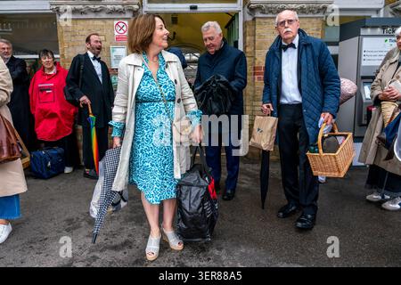 Opernfans kommen mit dem Zug am Bahnhof von Lewes an, um zum nahe gelegenen Glyndebourne Opera House in Lewes, Großbritannien, zu gelangen. Stockfoto
