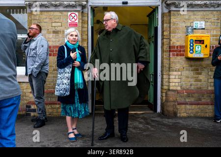 Opernfans kommen mit dem Zug am Bahnhof von Lewes an, um zum nahe gelegenen Glyndebourne Opera House in Lewes, Großbritannien, zu gelangen. Stockfoto