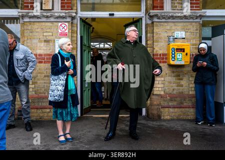 Opernfans kommen mit dem Zug am Bahnhof von Lewes an, um zum nahe gelegenen Glyndebourne Opera House in Lewes, Großbritannien, zu gelangen. Stockfoto