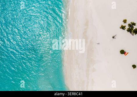 Der Strand auf den Malediven mit türkisfarbener Lagune, Riffschalen und Kajaks Stockfoto
