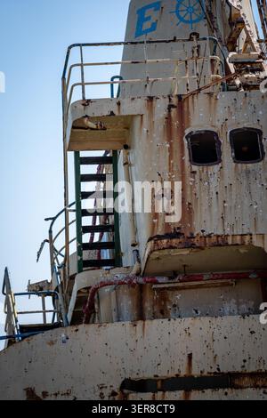 Blick auf den verwitterten und rostigen Überbau des Schiffswracks Edro III mit Metalltreppen und Geländern unter einem klaren blauen Himmel in Paphos, Paphos, Cypr Stockfoto