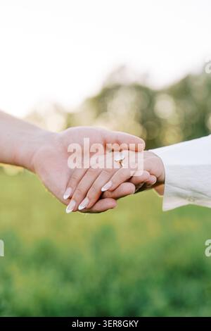 Romantischer Moment mit Engagement Ring im Freien Stockfoto