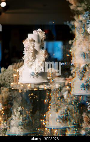 Elegante, mehrstufige Hochzeitstorte mit Blumenschmuck Stockfoto