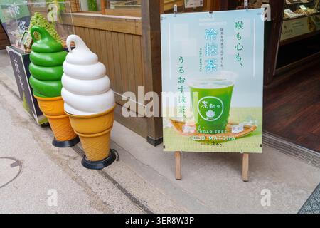 Miyajima, Japan - 18. April 2026: Matcha Café-Shop, in dem Softeis und zuckerfreien Tee angeboten werden Stockfoto