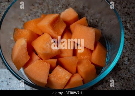Gewürfelte Orangenkanaloupe, gefüllt in Schüssel Stockfoto
