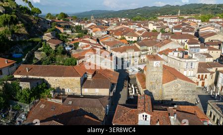 Blick aus der Vogelperspektive auf die historische Stadt Allariz, Spanien, mit traditionellen roten Ziegeldächern und der antiken Santiago-Kirche Stockfoto