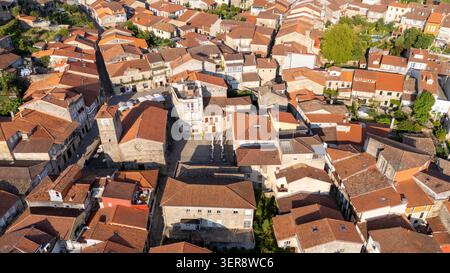 Blick aus der Vogelperspektive auf die historische Stadt Allariz, Galicien, Spanien, mit traditionellen Steinhäusern mit orangefarbenen Ziegeldächern Stockfoto