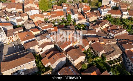 Allariz Altstadtgebäude mit traditionellen roten Ziegeldächern und engen Gassen, aus der Vogelperspektive in Galicien, Spanien Stockfoto