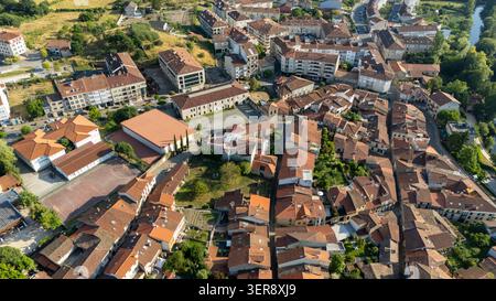 Die Stadt Allariz in Galicien, Spanien, zeigt traditionelle Architektur, Wohngebäude und einen Sportplatz aus der Vogelperspektive Stockfoto
