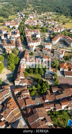 Allariz Stadt in Galicien, Spanien, mit Wohnhäusern, engen Gassen und üppigen grünen Bäumen unter klarem Himmel Stockfoto
