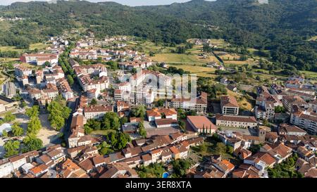 Allariz, Ourense, Galicien, Spanien. Die Luftlandschaft zeigt eine bezaubernde Stadt in einem grünen Tal, umgeben von Hügeln Stockfoto