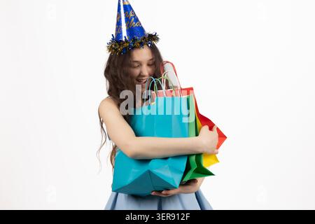 Frau hält Einkaufstaschen lächelnd Stockfoto
