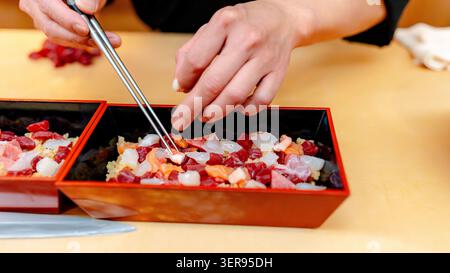 Nahaufnahme eines Küchenchefs in einem japanischen Restaurant in Tokio, der Chichashi-Sushi mit Miyagi Pacific Rotem Thunfisch und frischen Meeresfrüchten serviert. Stockfoto