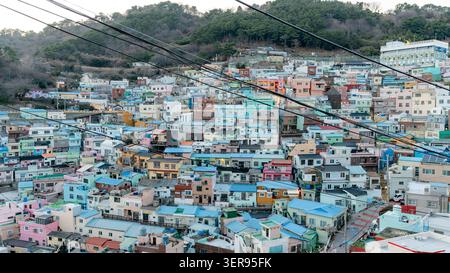 Panoramablick auf die lebhaften und farbenfrohen Häuser im Gamcheon Culture Village, Busan. Diese künstlerische Enklave liegt an einem Hügel und ist ein beliebter Touris Stockfoto