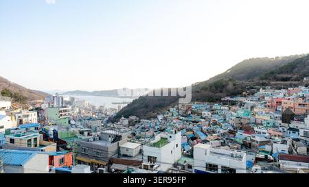 Ein Panoramablick auf die lebendigen und farbenfrohen Häuser des Gamcheon Culture Village in Busan, Südkorea, eingebettet am Hügel mit einer Kulisse von t Stockfoto