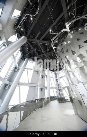 Russland, St.Petersburg, 13. März 2025: Innenräume des Wolkenkratzers Lakhta Center - Bürogebäude der Ölgesellschaft Gazprom, eine Aussichtsplattform Stockfoto