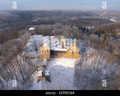 Aus der Vogelperspektive der mittelalterlichen Burg Sigulda an einem verschneiten Wintertag im Gauja Nationalpark, Lettland Stockfoto