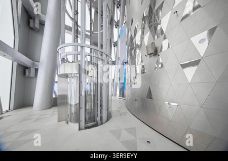 Russland, St.Petersburg, 13. März 2025: Innenräume des Wolkenkratzers Lakhta Center - Bürogebäude der Ölgesellschaft Gazprom, eine Aussichtsplattform Stockfoto