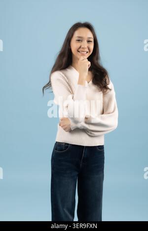 Frau, die mit gekreuzten Armen steht und lächelt Stockfoto