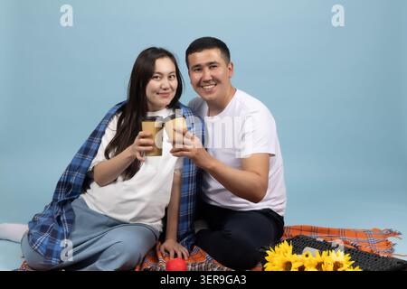 Ein Paar trinkt Kaffee bei einem Picknick Stockfoto