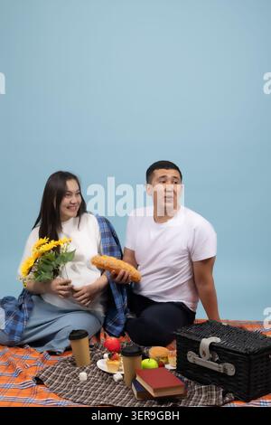 Paar mit einem Picknick im park Stockfoto