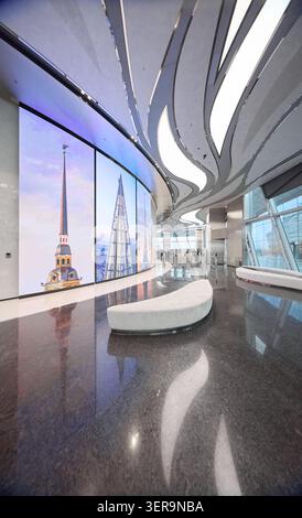 Russland, St.Petersburg, 13. März 2025: Innenräume des Wolkenkratzers Lakhta Center - Bürogebäude der Ölgesellschaft Gazprom, eine Aussichtsplattform Stockfoto