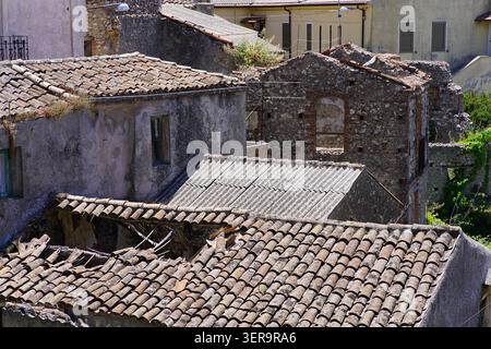 Blick auf Terrakottadächer und Ruinen von Steinhäusern im historischen Dorf Pietrapennata, Nationalpark Aspromonte, Kalabrien, Süditalien. Stockfoto