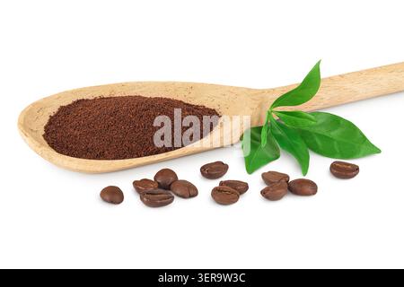Gemahlener Kaffee in Holzlöffel und Kaffeebohnen isoliert auf weißem Hintergrund Stockfoto