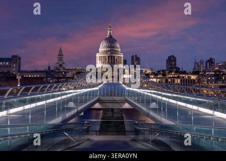 St Paul's Cathedral, beleuchtet bei Nacht in London, England, Großbritannien, ein berühmtes Wahrzeichen und Blick auf die historische Skyline der Stadt. Stockfoto