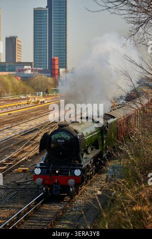 60103 Flying Scotsman zieht am 22. März 2022 aus Woking, Surrey mit einer Steam Dreams Tour Stockfoto