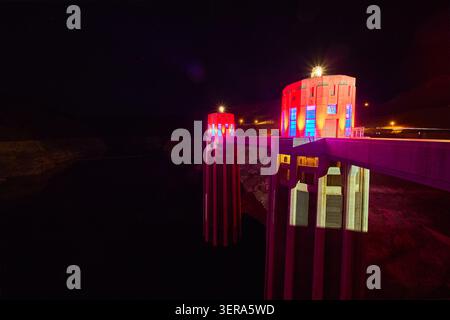 Hoover Dam Nevada beleuchtet bei Nacht in Rot weiß und Blau zum 250. Jahrestag Stockfoto