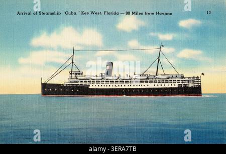 Historische Postkartenabbildung mit dem Dampfschiff Cuba, das in Key West, Florida, etwa 90 km von Havanna, Kuba, ankommt. Das Passagier-Dampfschiff ist auf einer farbenfrohen Reise- und Tourismuspostkarte aus dem frühen 20. Jahrhundert abgebildet. Stockfoto