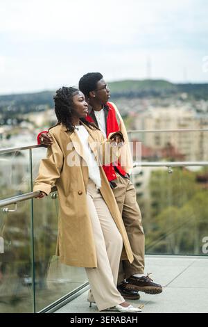 Unbeschwerte, stilvolle afroamerikanische Reisende, die gemeinsam in einer neuen Stadt Urlaub machen. Stockfoto