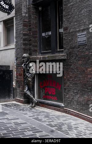 Liverpool, Vereinigtes Königreich - 6. Mai 2026: Blick auf die Bronzestatue von John Lennon, die sich an die Backsteinmauer des Cavern Pub in der Mathew Street lehnt. Stockfoto