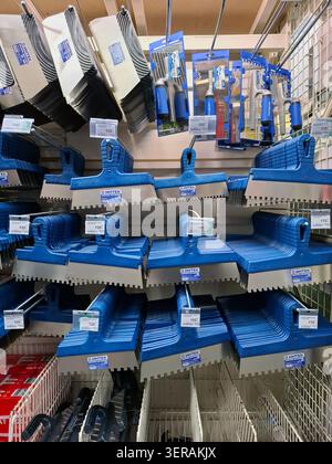 WORONESCH, Russland - 8. April 2026. Verschiedene Metallkellen sind auf Regalen in einem großen Baumarkt in Russland angeordnet. Diese Werkzeuge sind Stockfoto