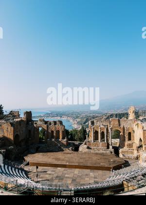 Ruinen Des Antiken Römischen Theaters Greco Mit Blick Auf Die Sizilianische Küste Stockfoto