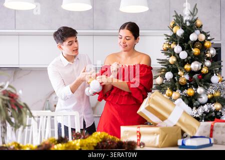 Ein junges Paar bereitet sich vor, Weihnachten und Neujahr zu feiern Stockfoto