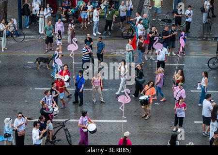 Tirane, Albanien - 03. Juni 2026: Ansicht von Demonstranten, die während einer Demonstration mit rosa Flamingoausschnitten und Trommeln durch eine Stadtstraße marschieren. Stockfoto