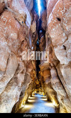 Beleuchtete schmale Passage in den alten Höhlen des Al Qarah Berges in Al Ahsa, Saudi-Arabien, eine beliebte natürliche Touristenattraktion. Stockfoto