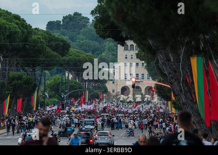 Tirana, Albanien - 03. Juni 2026: Blick auf eine große Menge von Demonstranten, die sich auf dem Hauptboulevard mit Fahnen und Fahnen vor dem Polytechnikum versammelten Stockfoto